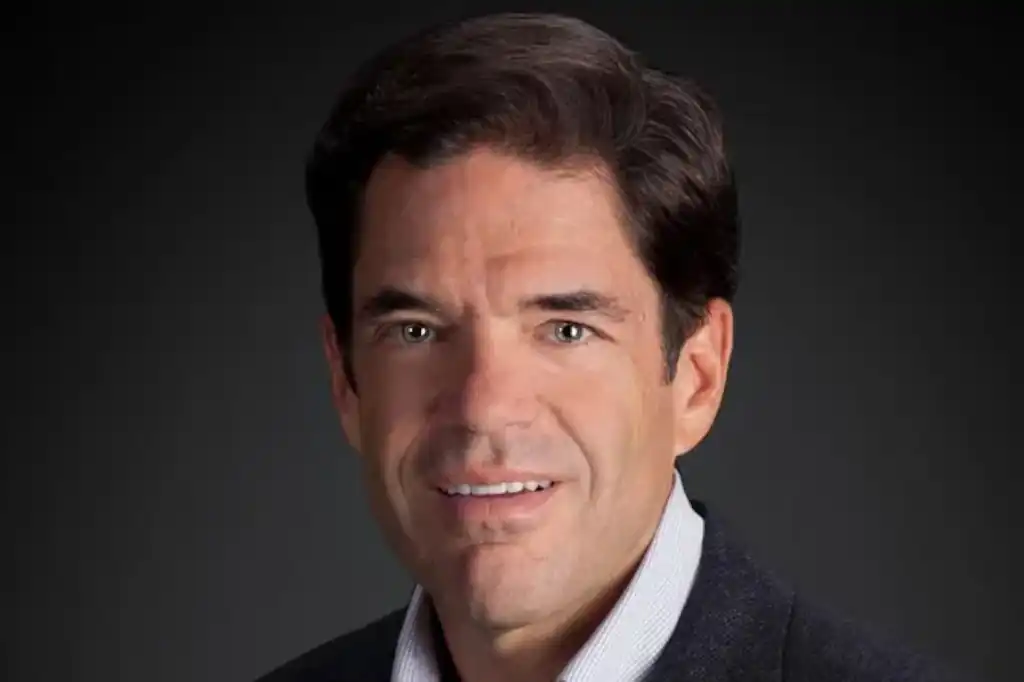 Alfonso de Angoitia, abogado y empresario mexicano, ha sido una figura clave en el resurgimiento de Televisa-Univision.