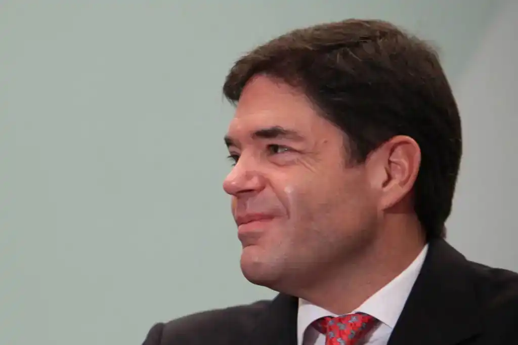 Televisa bajo la dirección de Alfonso de Angoitia transforma su estructura y fortalece el sector de telecomunicaciones.