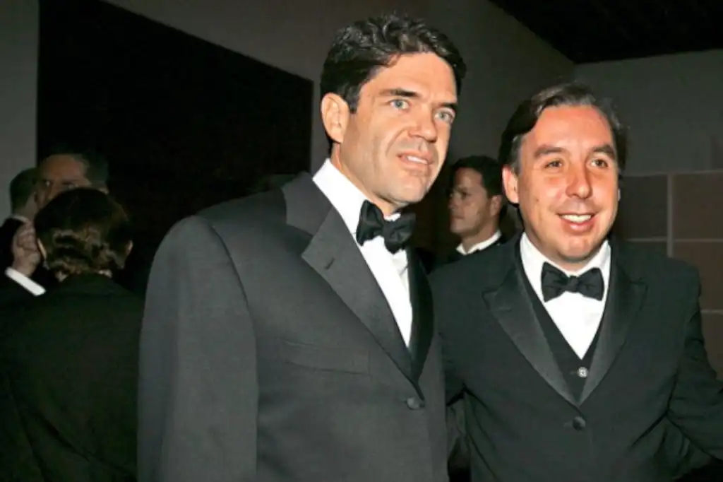 Tras el anuncio de la licencia temporal de Emilio Azcárraga Jean como Presidente del Consejo de Administración de Grupo Televisa, Alfonso de Angoitia y Bernardo Gómez continuarán al frente de la empresa, asumiendo el rol de consejeros delegados.