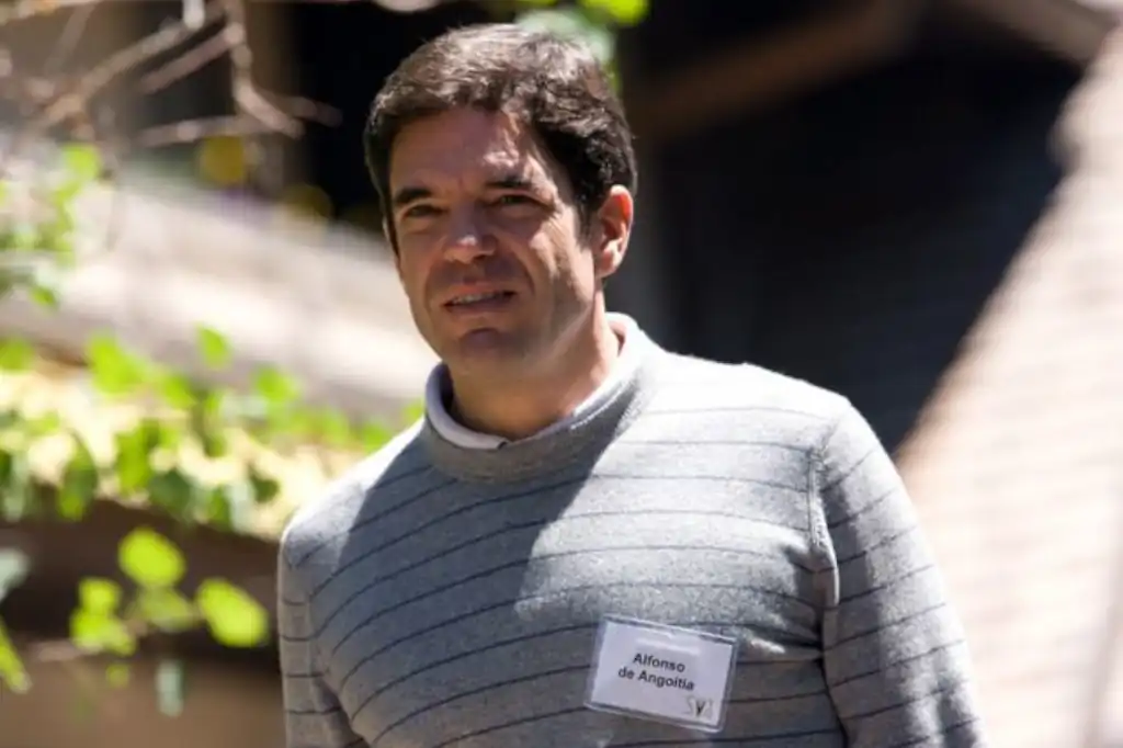 Bajo el liderazgo de Alfonso de Angoitia, Televisa reorganiza su portafolio y consolida Izzi y Sky